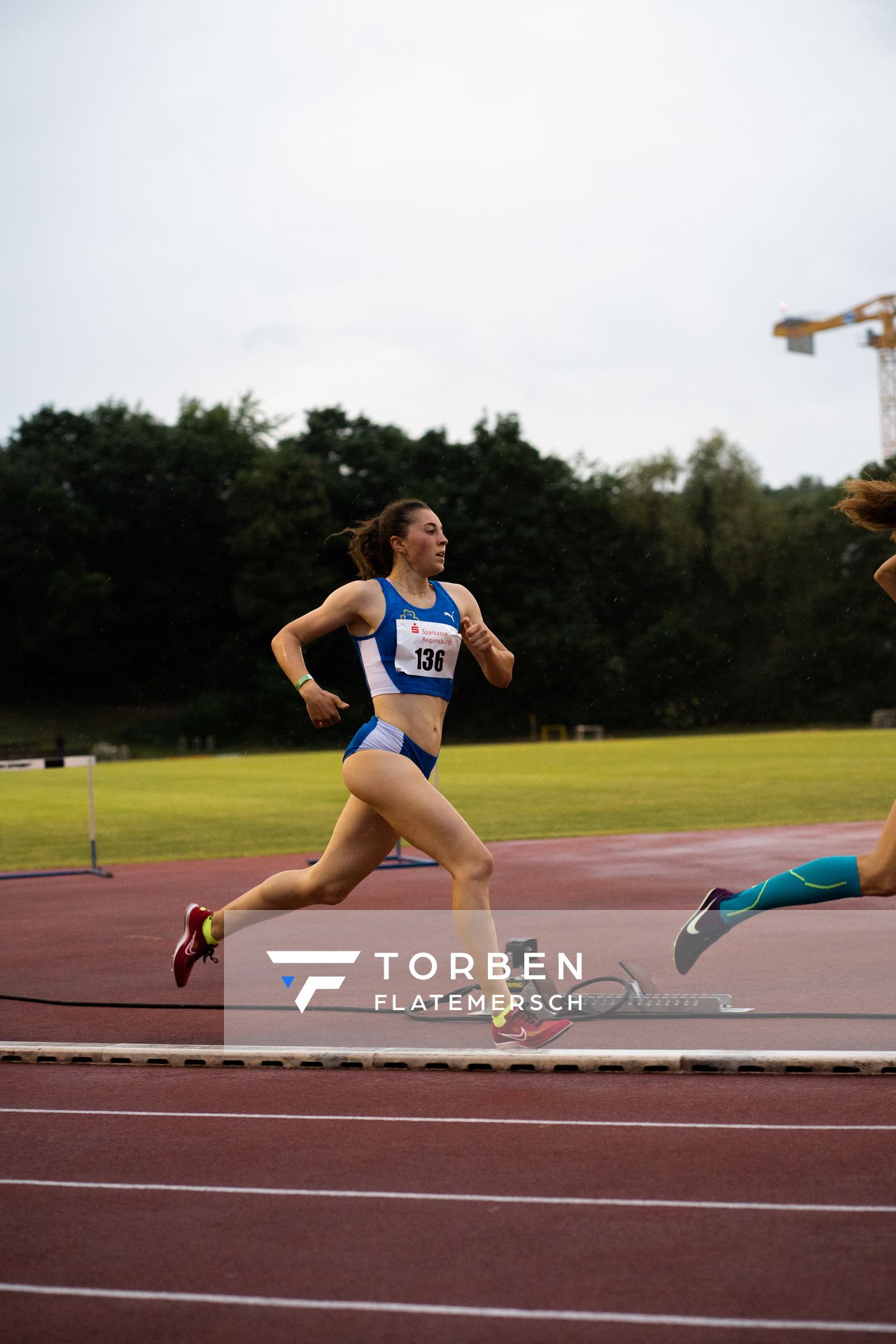 Julia Rath (LAC Quelle Fuerth) ueber 1500m am 03.06.2022 waehrend der Sparkassen Gala in Regensburg